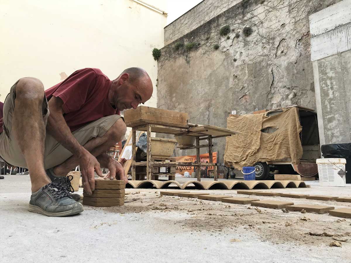 Alfarero trabajando Senyor treballant la terrissa