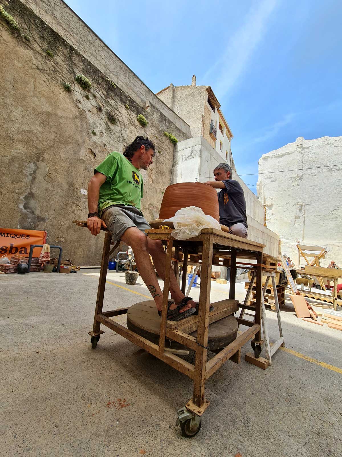 Trabajando cerámica Dos nois treballant la ceràmica