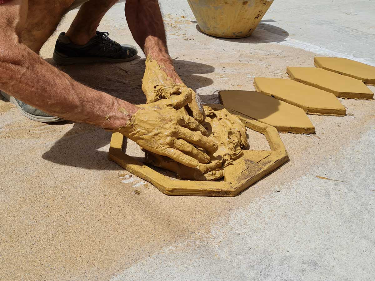 Alfarero trabajando Mans d'un home treballant la terrissa