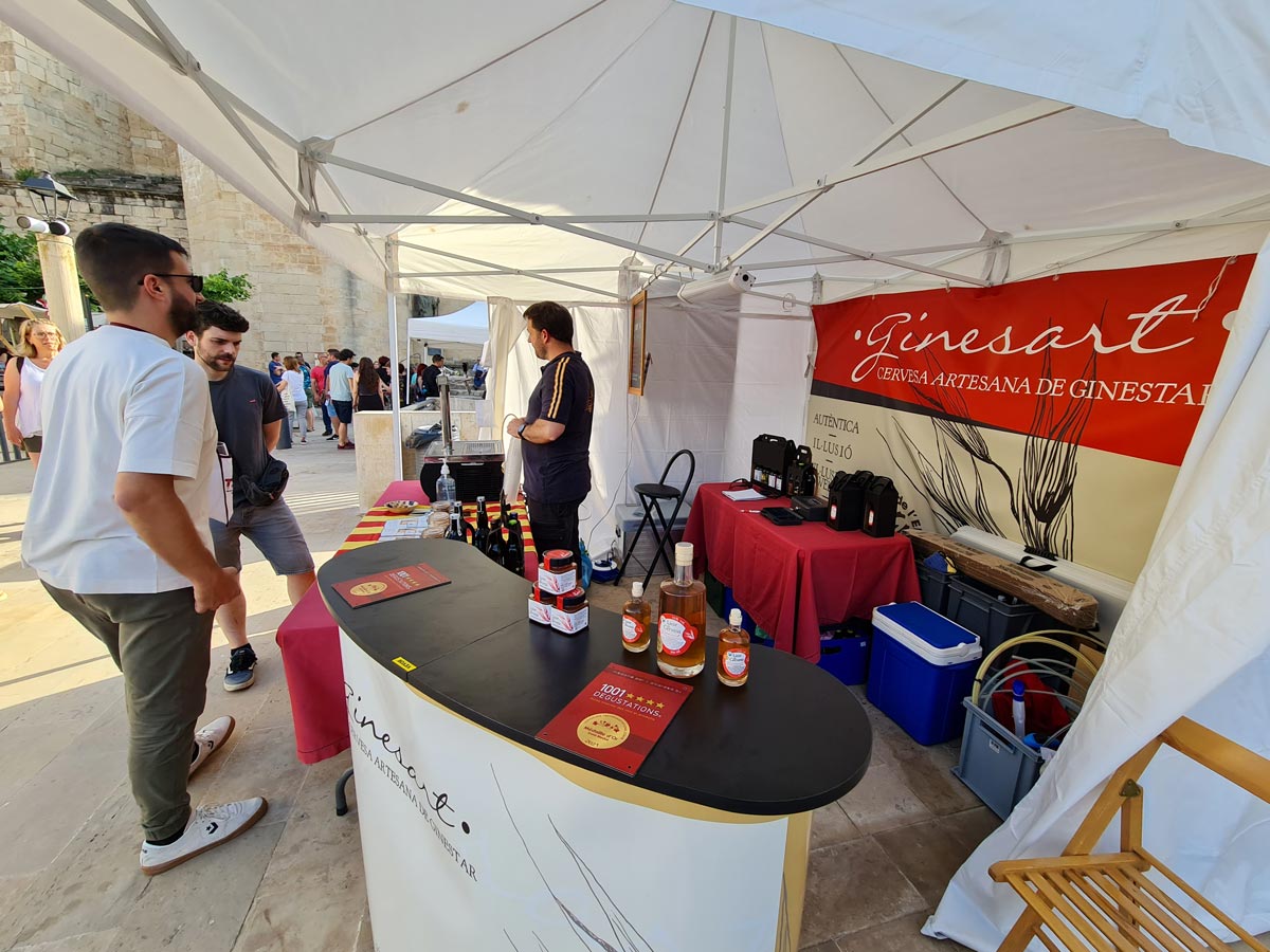 Puesto de cerveza Paradeta de cervesa artesana de Ginestar