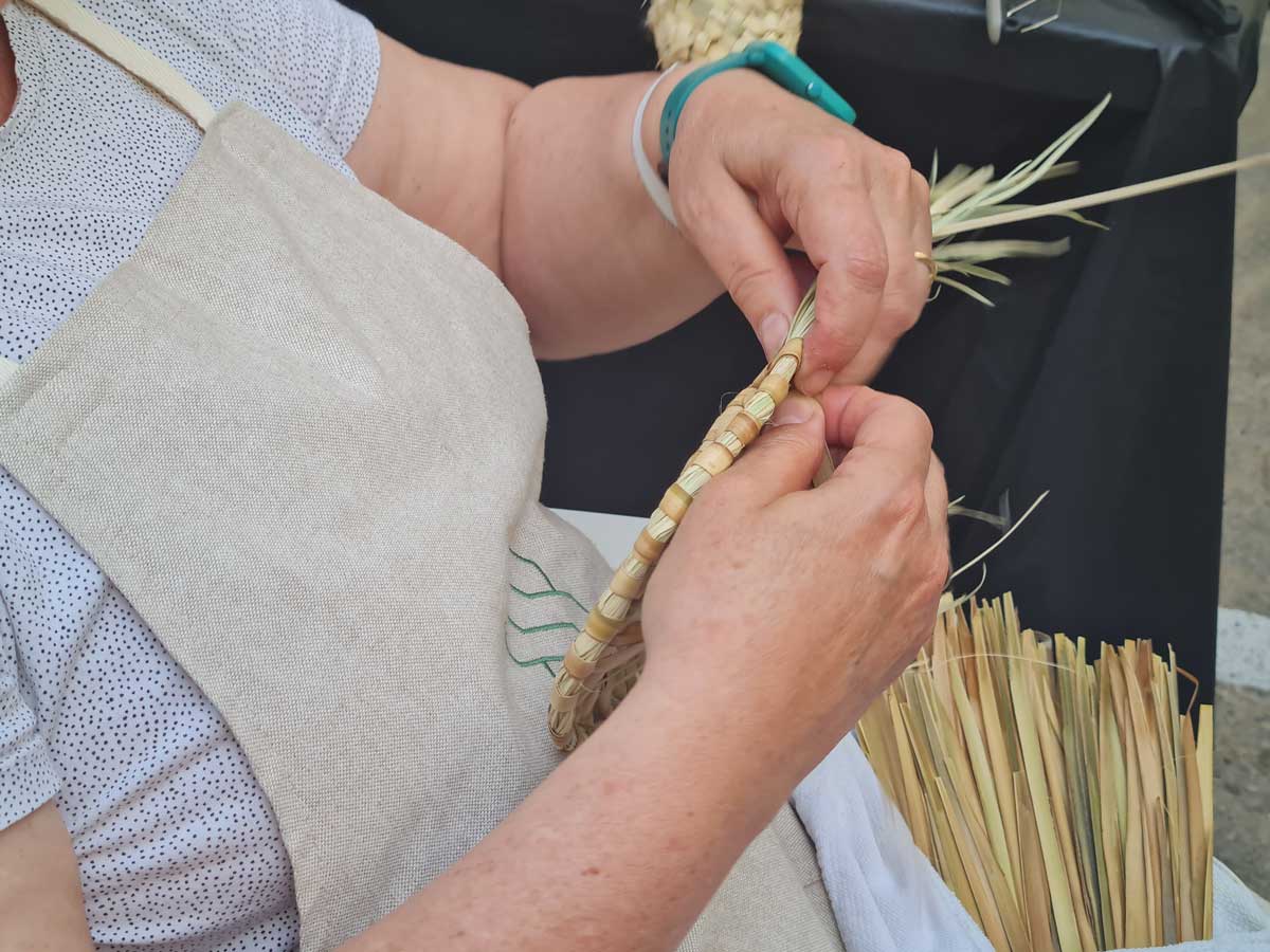 Pauma Senyora treballant la pauma