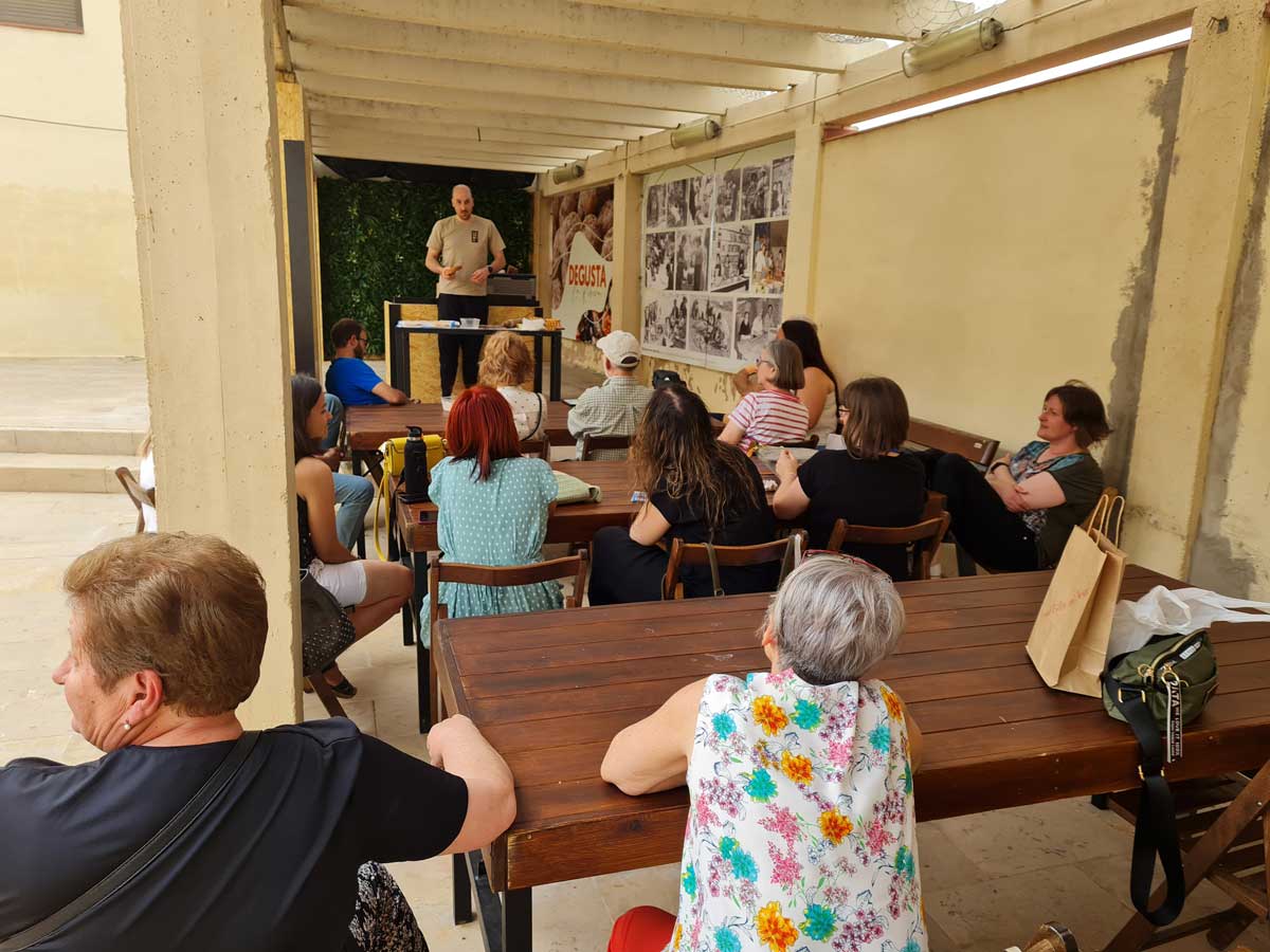 Taller conferència Taller conferència dintre d'una zona amb taules i cadires.