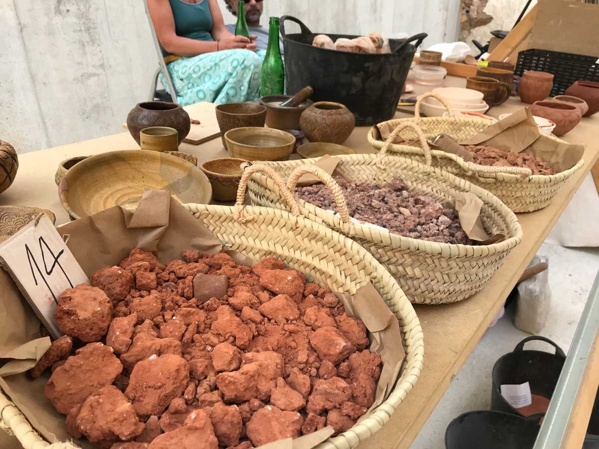 Puesto de la feria Paradeta de la fira on es veuen diferents grandàries de gerro i els materials amb els quals es fan els gerros
