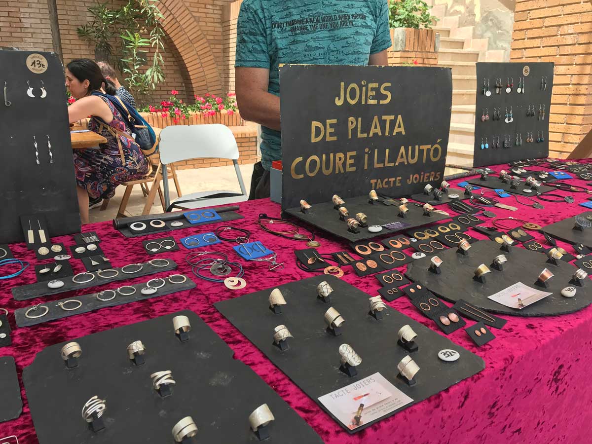 Puesto de la feria de joyas Paradeta de la fira de joies de plata, coure i llautó