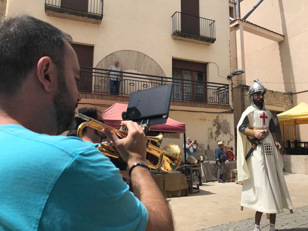 Trompetista de la charanga Trompetista de la xaranga on al fons es veu un gegant.