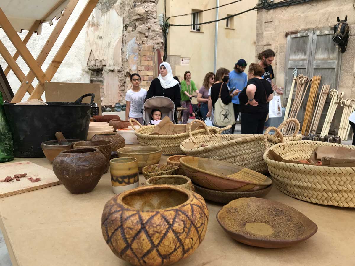 Puesto de la feria Paradeta de la fira on es veuen diferents grandàries de gerro