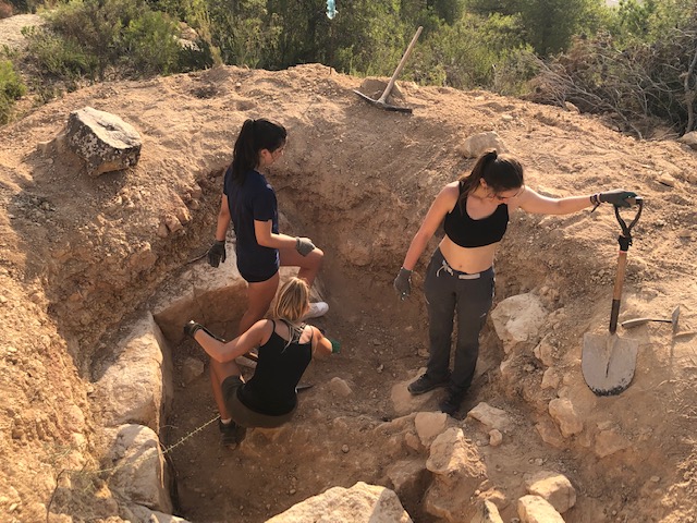 Noies al camp de treball on estan excavant trinxeres antigues