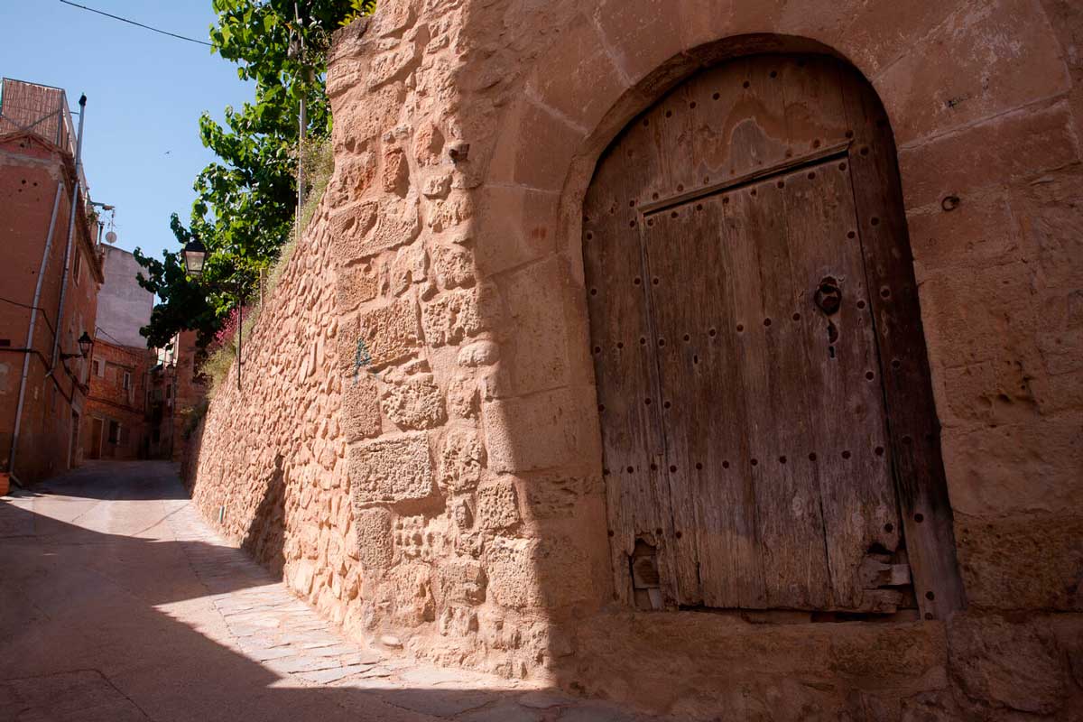 Porta de fusta antiga ubicada a nucli antic d'Ascó