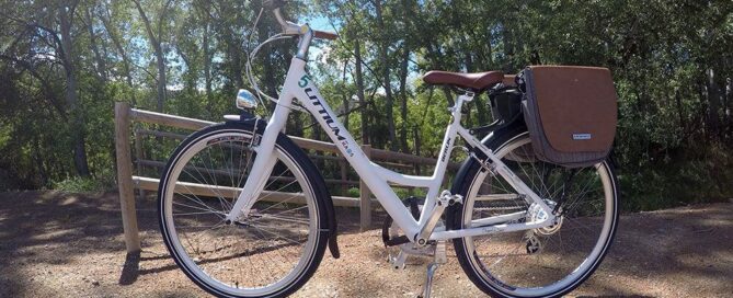 Bicicleta elèctrica envoltada d'un paisatge natural