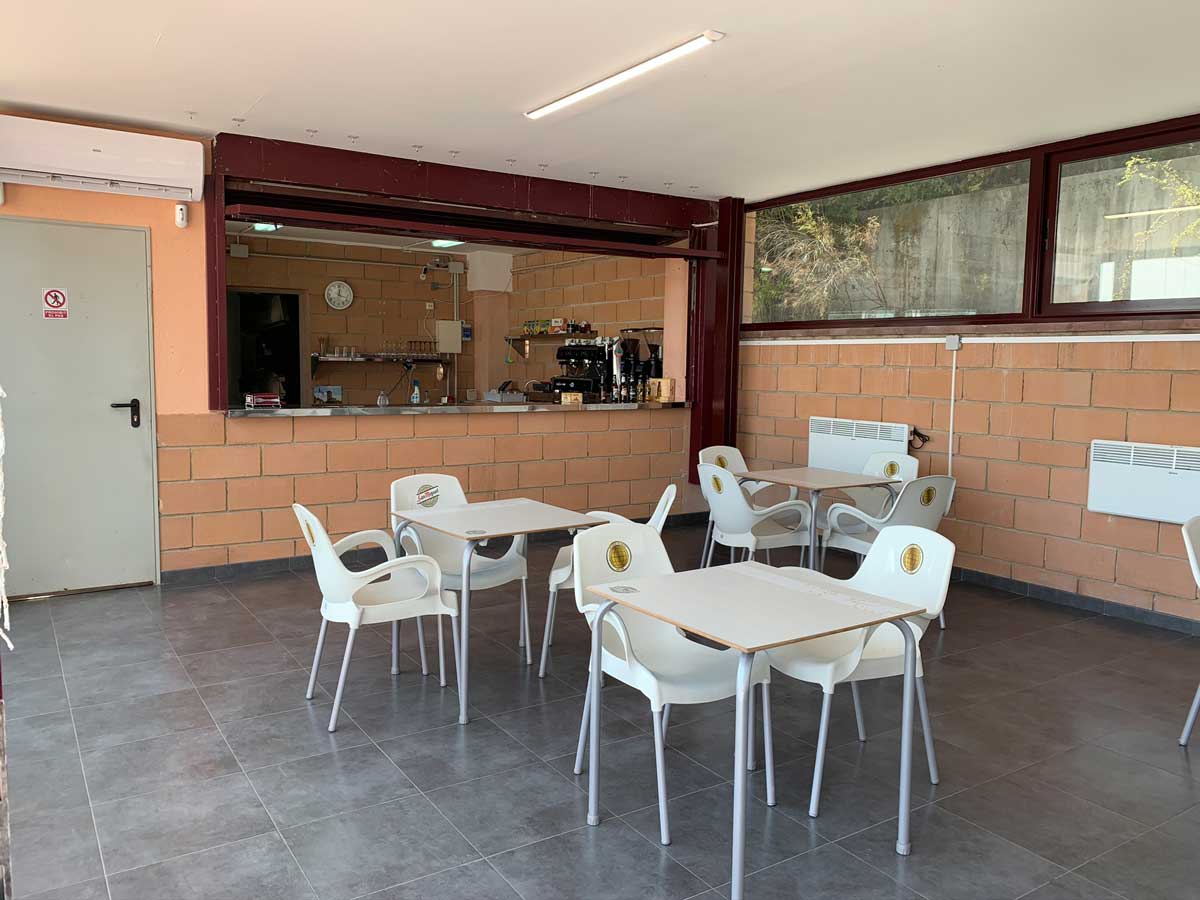 Terrassa amb cadires i taules