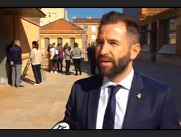 Alcade d'Ascó fent una entrevista per la televisió