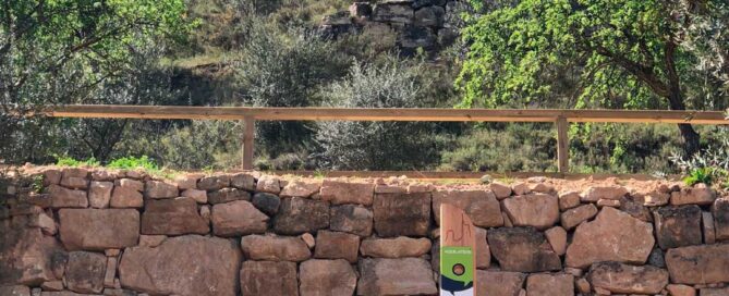 Fotografia de la nova senyalització botànica als peus del castell d'Ascó