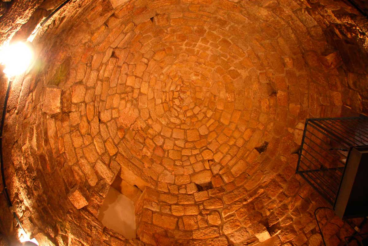 Interior antic d'un pou de neu fet amb pedra