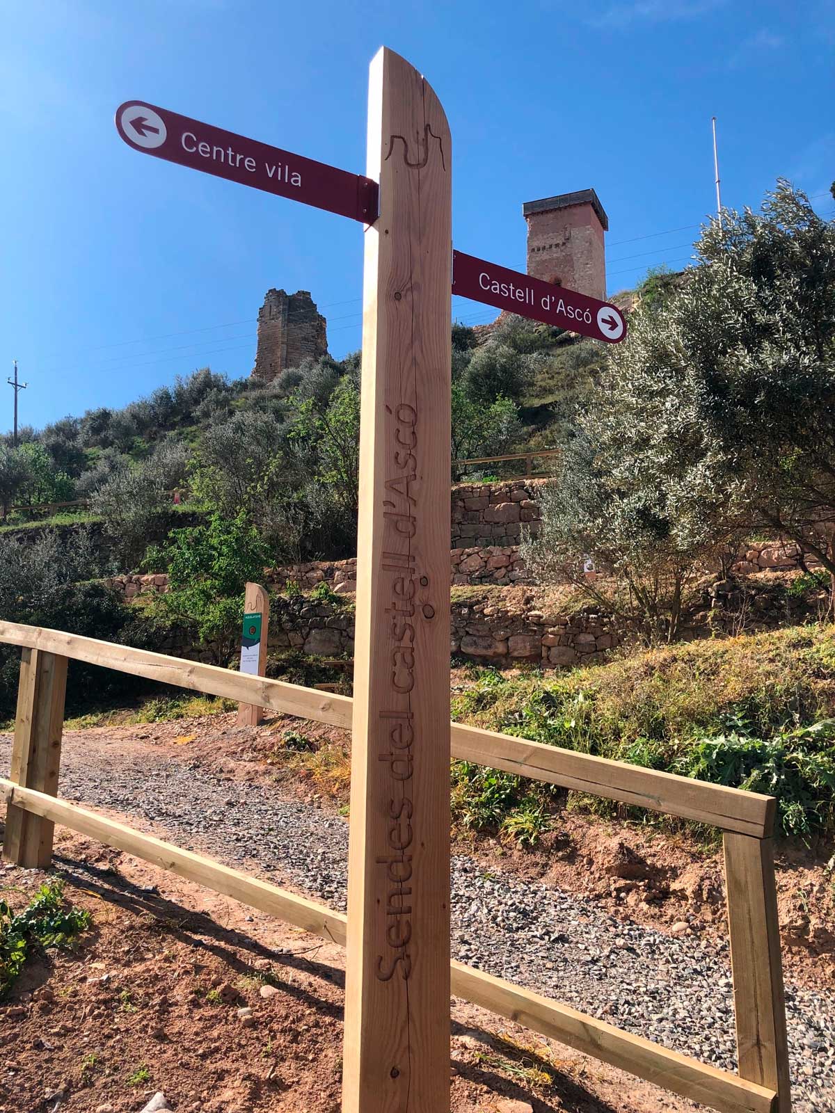 Fotografia de la nova senyalització direccional a la senda del castell d'Ascó