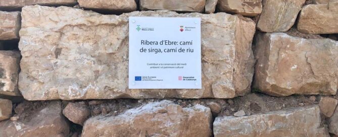 Fotografia de la nova senyalització direccional a la senda del castell d'Ascó