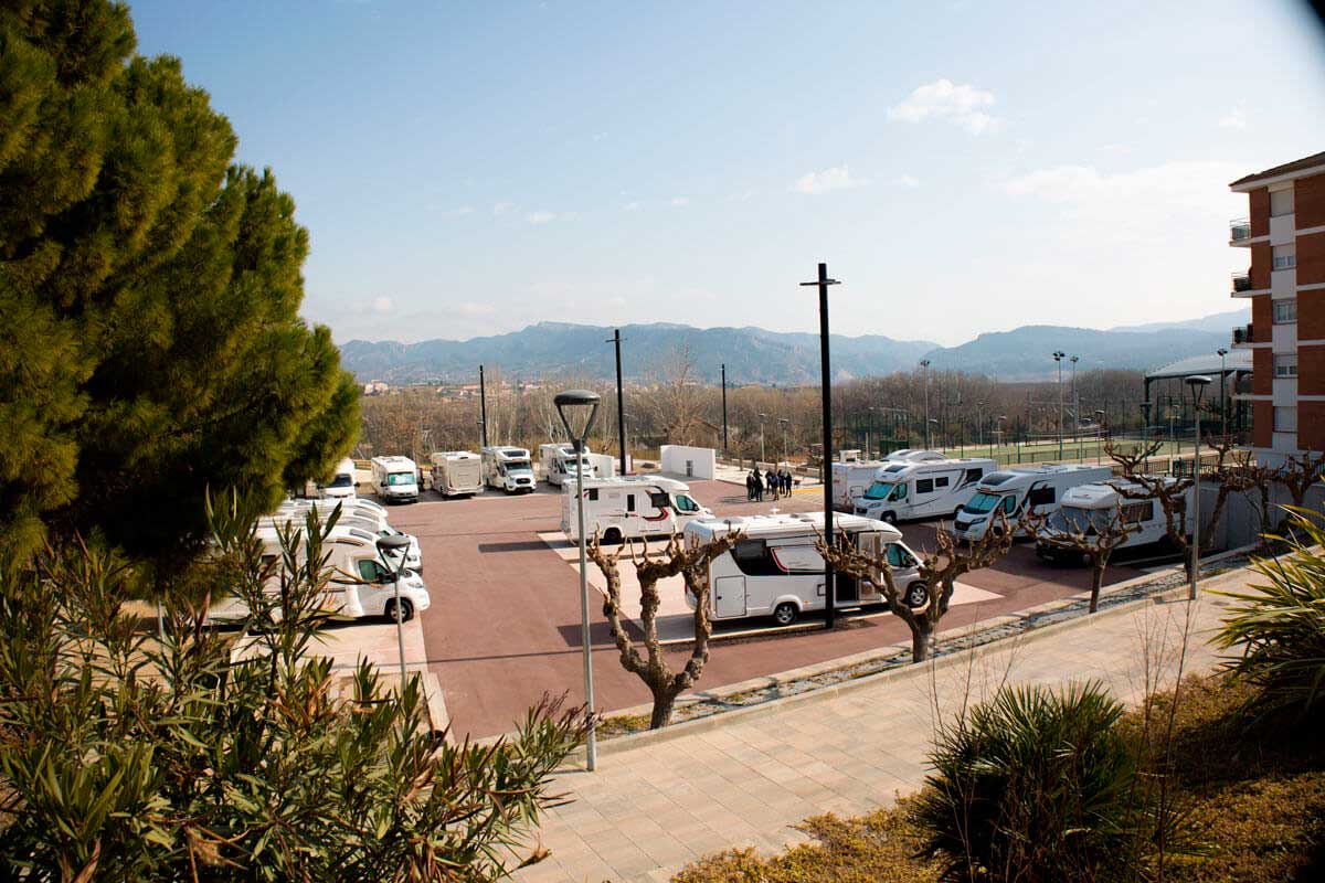 Fotografia on es veuen les autocaravanes estacionades