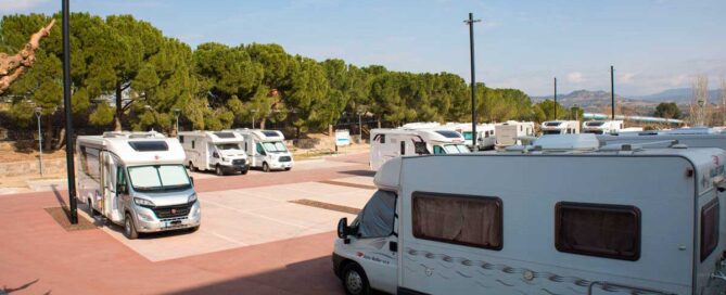 Fotografia on es veuen les autocaravanes estacionades