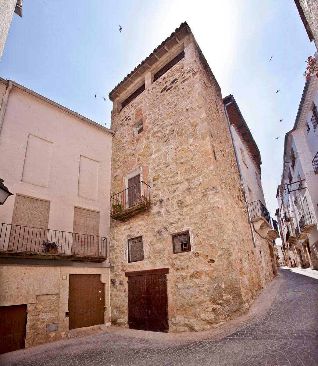 Carrer del casc antic Edifici antic construït amb pedra vista