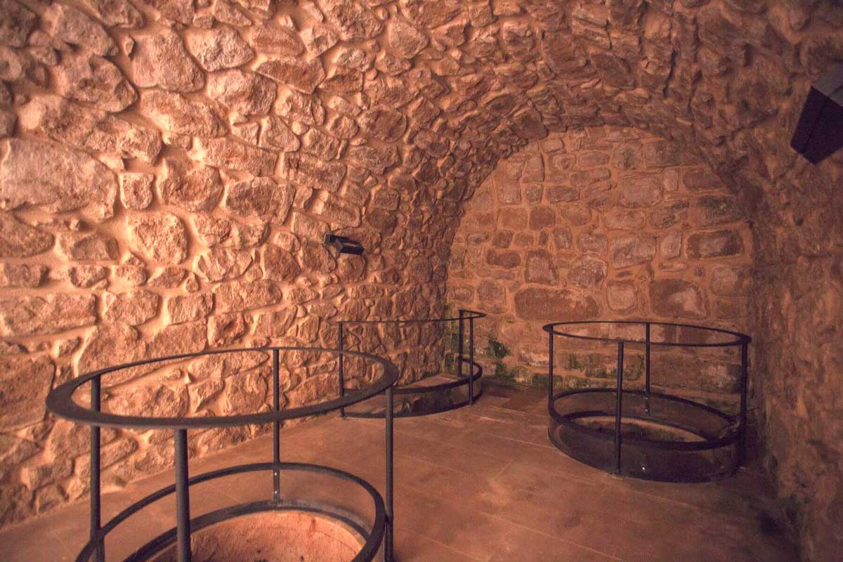 Interior d'un edifici antic construït amb pedra vista