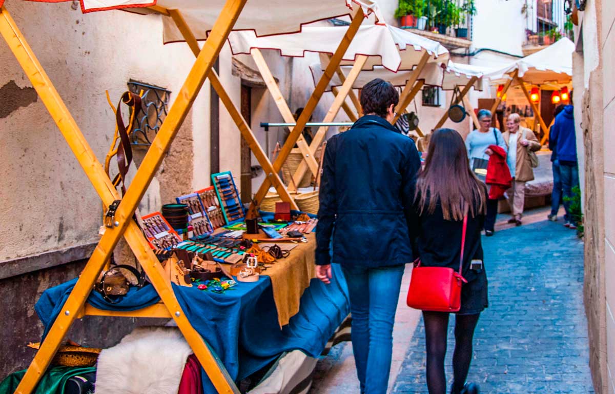 Carrer estret amb paradetes d'artesania