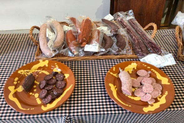 Diferents embotits exposats sobre una taula