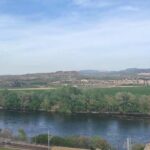 Fotografia del paisatge d'Ascó on es veu el riu i al fons un poble, Vinebre.