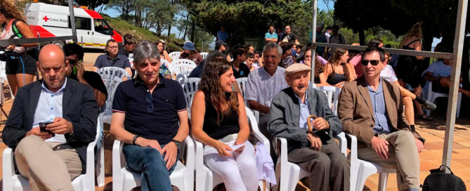 Acte d'Homenatge a víctimes i Combatents de la Batalla de l'Ebre, on hi ha persones assegudes.