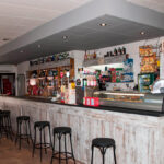 Interior de la cafeteria Bar Nucleo.