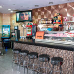 Interior de la Cafeteria Dot Bar.