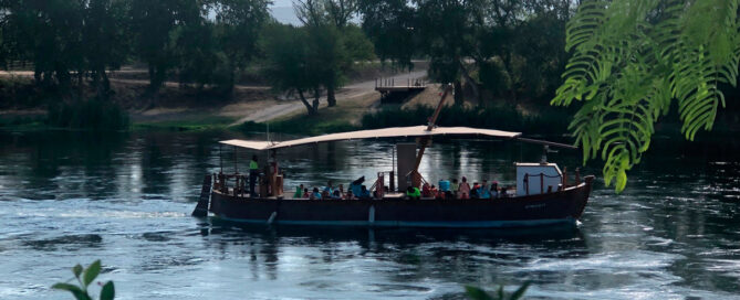 Riu amb un llaüt navegant.