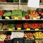 Diferents productes de verdura: patates, cebes, bajoques, tomates...