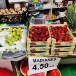 Productes frescos de temporada exposats: maduixes, pinyes, raïm, xampinyons...