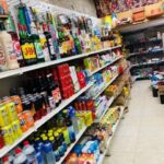 Part de la botiga on estan les begudes. Hi ha tot un variat de begudes en alcohol i sense alcohol, amb botelles de plàstic, botelles de vidre i en lata.