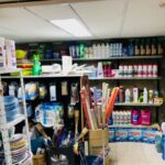 Secció de neteja on hi ha una gran varietat de productes: lleixiu, suavitzant per la llevadora...
