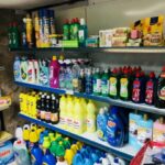 Secció de neteja on hi ha una gran varietat de productes: lleixiu, suavitzant per la llevadora...