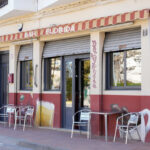 Façana del Bar Florida, on hi ha una terrassa amb dues taules i quatre cadires.