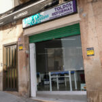 Façana de Toldo Santana, on es veu el rètol amb el logotip.